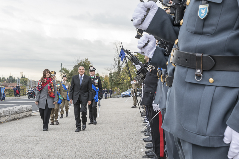 Il Presidente Grasso passa in rassegna un Reparto d'Onore