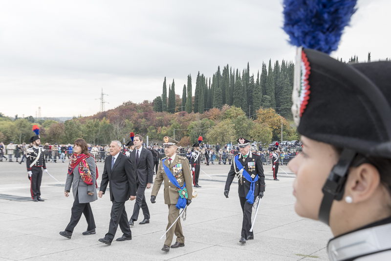 Il Presidente Grasso ascende la Via Eroica al Sacrario, insieme al Sottosegretario di Stato al Ministero dell'Ambiente, della Tutela del Territorio e del Mare, Barbara Degani, al Capo di Stato Maggiore dell'Esercito, Danilo Errico, e all'Aiutante di Campo per l'Arma dei Carabinieri del Presidente della Repubblica, Andrea Taurelli Salimbeni