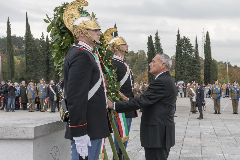 Ingrandisci la foto Il Presidente Grasso durante il rito della deposizione di una corona davanti alla tomba del Duca d'Aosta