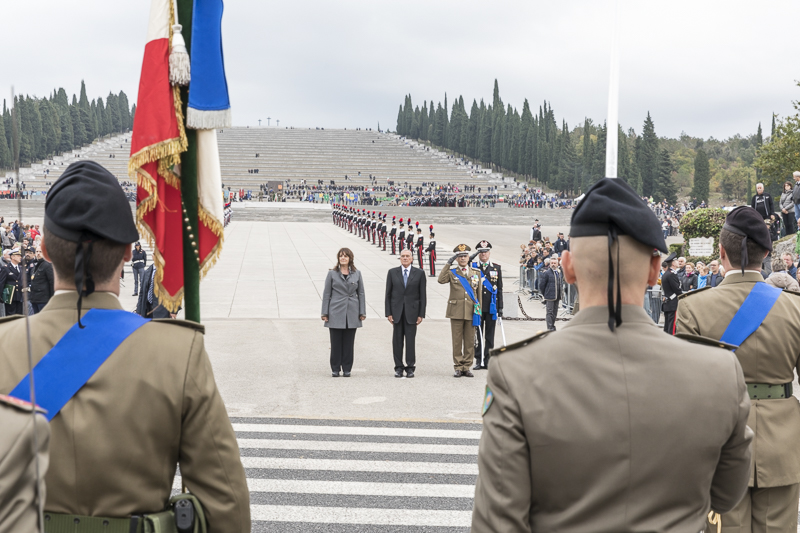 Al termine della Cerimonia, disceso dalla Via Eroica, di fronte al reparto, il Presidente del Senato riceve gli onori militari