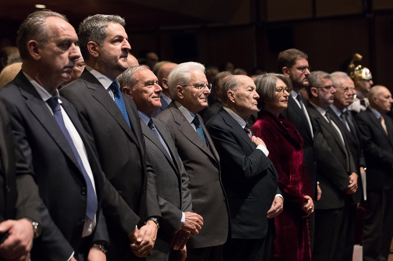 Il Presidente Grasso e il Capo dello Stato durante l'esecuzione dell'Inno nazionale.