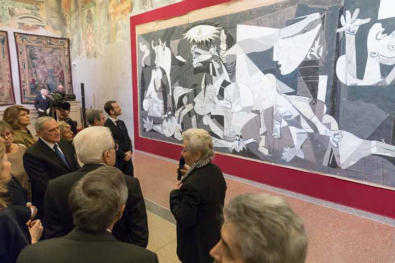 Il Presidente del Senato accompagna il Capo dello Stato in Sala Zuccari per una breve visita della Mostra 