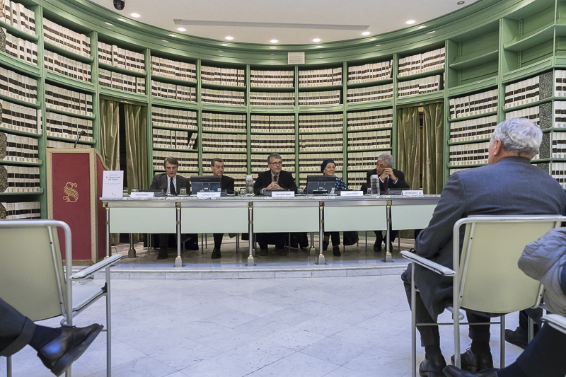 Il Presidente Grasso segue la presentazione del libro.