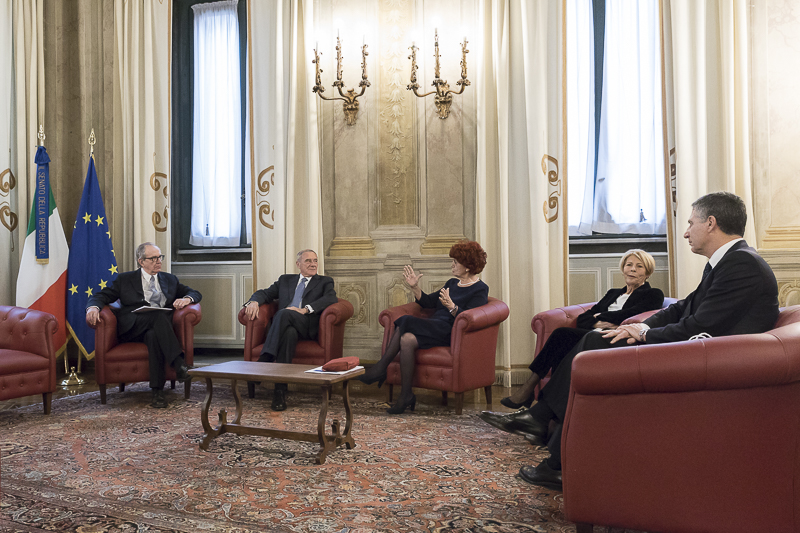 Il Presidente Grasso incontra in Sala Pannini, prima dell'inizio della cerimonia, il Ministro dell'Economia e delle Finanze Pier Carlo Padoan, la Ministra dell'Istruzione, dell'Università e della Ricerca Valeria Fedeli, e l'Amministratore delegato dell'Istituto Poligrafico e Zecca dello Stato Paolo Aielli.
