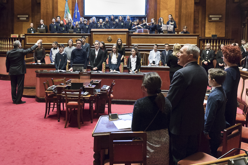 Ingrandisci la foto Esecuzione dell'Inno d'Italia ed europeo da parte del coro dell'I.C. Virgilio.