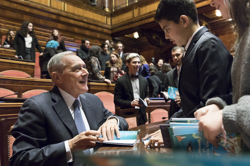 Ingrandisci la foto Al termine della cerimonia, il Presidente Grasso firma alcune copie della Costituzione.