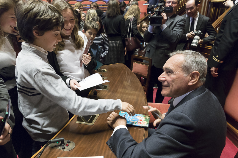 Al termine della cerimonia, il Presidente Grasso firma alcune copie della Costituzione.