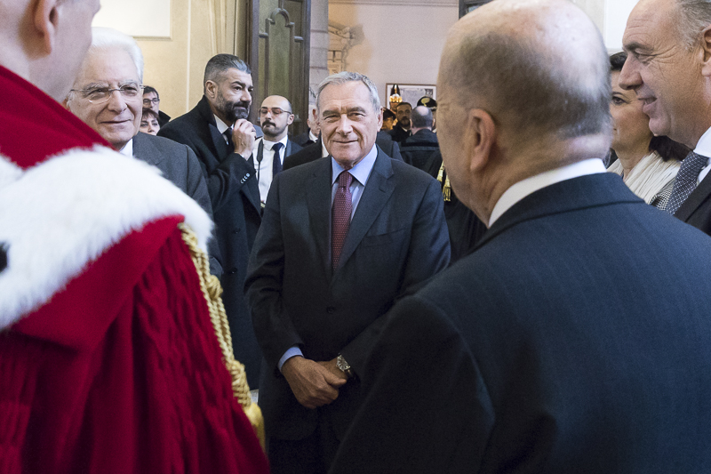 Ingrandisci la foto Il Presidente Grasso incontra le Autorità, nell'Aula Giallombardo del Palazzo di Giustizia, prima dell'inizio della cerimonia di inaugurazione dell'Anno giudiziario.