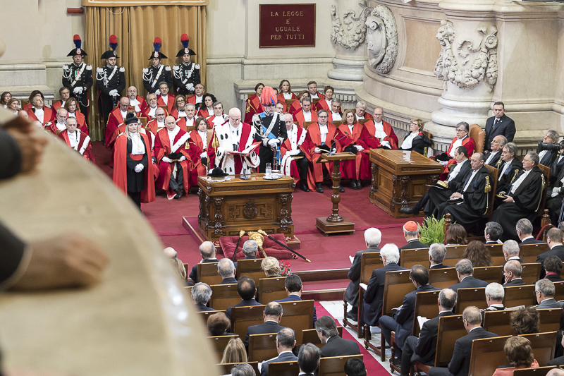 Ingrandisci la foto Il Presidente Grasso segue l'intervento di Giovanni Mammone, Primo Presidente della Corte di Cassazione.