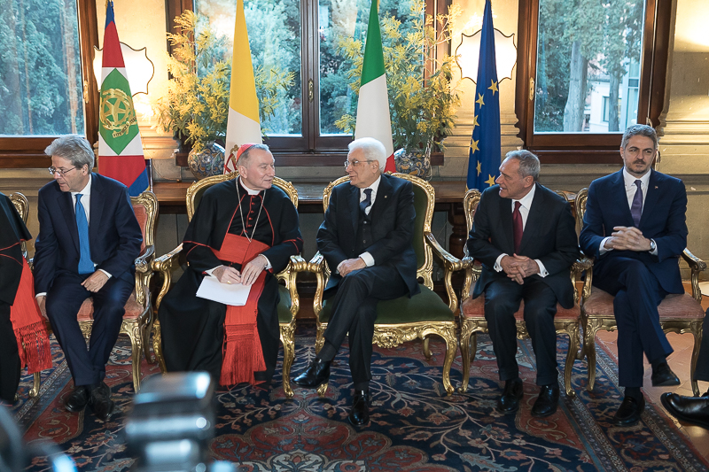 Da sinistra il Presidente del Consiglio dei ministri, Paolo Gentiloni, S.Em. Rev.ma il Cardinale Pietro Parolin, Segretario di Stato Vaticano, Il Presidente della Repubblica Italiana e il Presidente del Senato della Repubblica, e Simone Baldelli, Vice Presidente della Camera dei deputati.