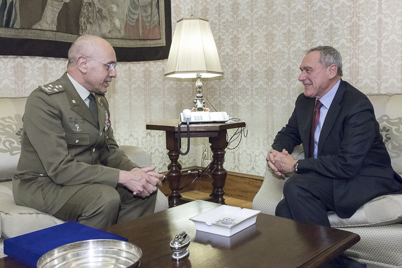 Ingrandisci la foto Un momento dell'incontro tra il Presidente del Senato, Pietro Grasso, e il Capo di Stato Maggiore dell'Esercito, Gen. C.A. Danilo Errico.